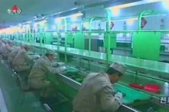 朝鮮自主研制計(jì)算機(jī)技術(shù)取得突破 軟件開發(fā)展露光芒\n\n近年來，朝鮮在計(jì)算機(jī)技術(shù)領(lǐng)域取得了顯著進(jìn)展，特別是自主研制的計(jì)算機(jī)型號(hào)不斷涌現(xiàn)，其多張相關(guān)設(shè)備圖片的曝光引起了國(guó)際科技界的關(guān)注。這一成就體現(xiàn)了朝鮮在軟件開發(fā)和技術(shù)創(chuàng)新方面的努力，為社會(huì)經(jīng)濟(jì)發(fā)展注入了新動(dòng)能。\n\n據(jù)統(tǒng)計(jì)，朝鮮近年來重點(diǎn)推動(dòng)操作系統(tǒng)、數(shù)據(jù)庫(kù)管理系統(tǒng)及辦公軟件等多個(gè)層面的自主開發(fā)，通過利用Local Glob Pattern等形式，克服外部供需難，逐漸形成一個(gè)小型但不倫的優(yōu)秀知識(shí)產(chǎn)權(quán)數(shù)據(jù)原生系統(tǒng)。其中，國(guó)際展示特別關(guān)注的包括用公鏈材料定
